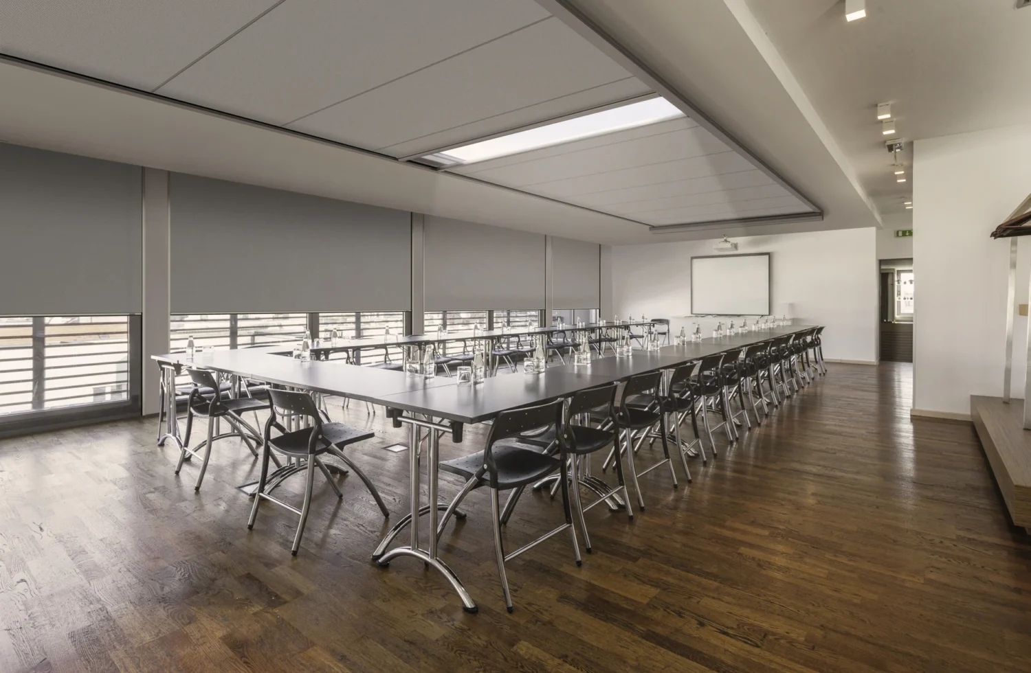 Modernes Konferenzzimmer mit langen Tischen und Stühlen für Meetings