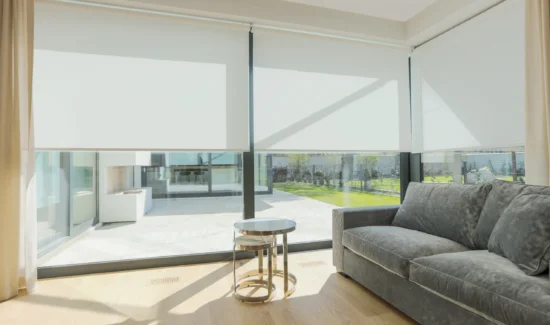 Modernes Büro mit großen Fenstern und stilvollen Möbeln