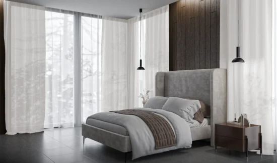 Moderne Innenansicht eines Raumes mit großen Fenstern und stilvollen Vorhängen