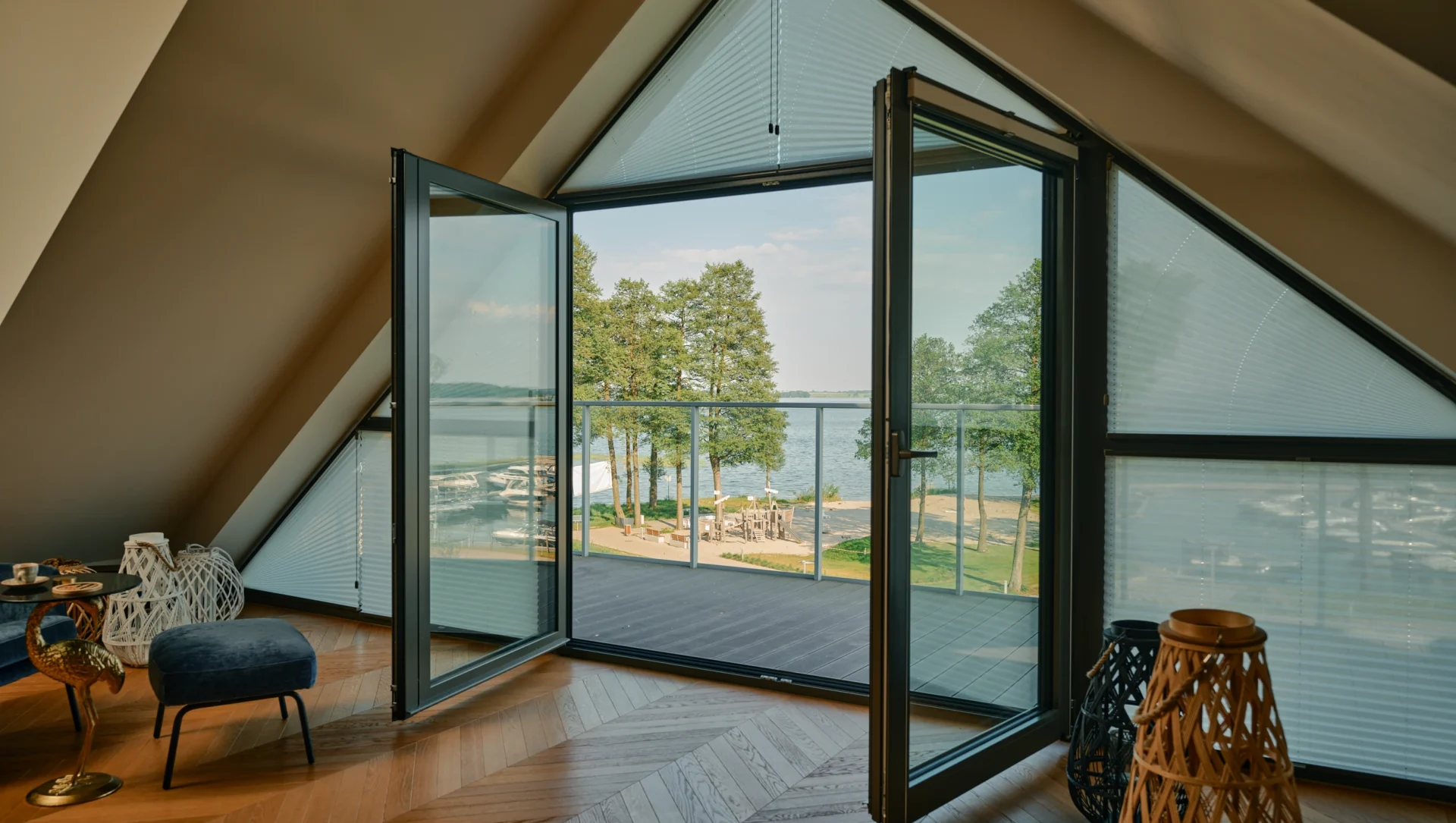 Modernes Wohnzimmer mit gelbem Sessel und Holztisch vor großen Fenstern