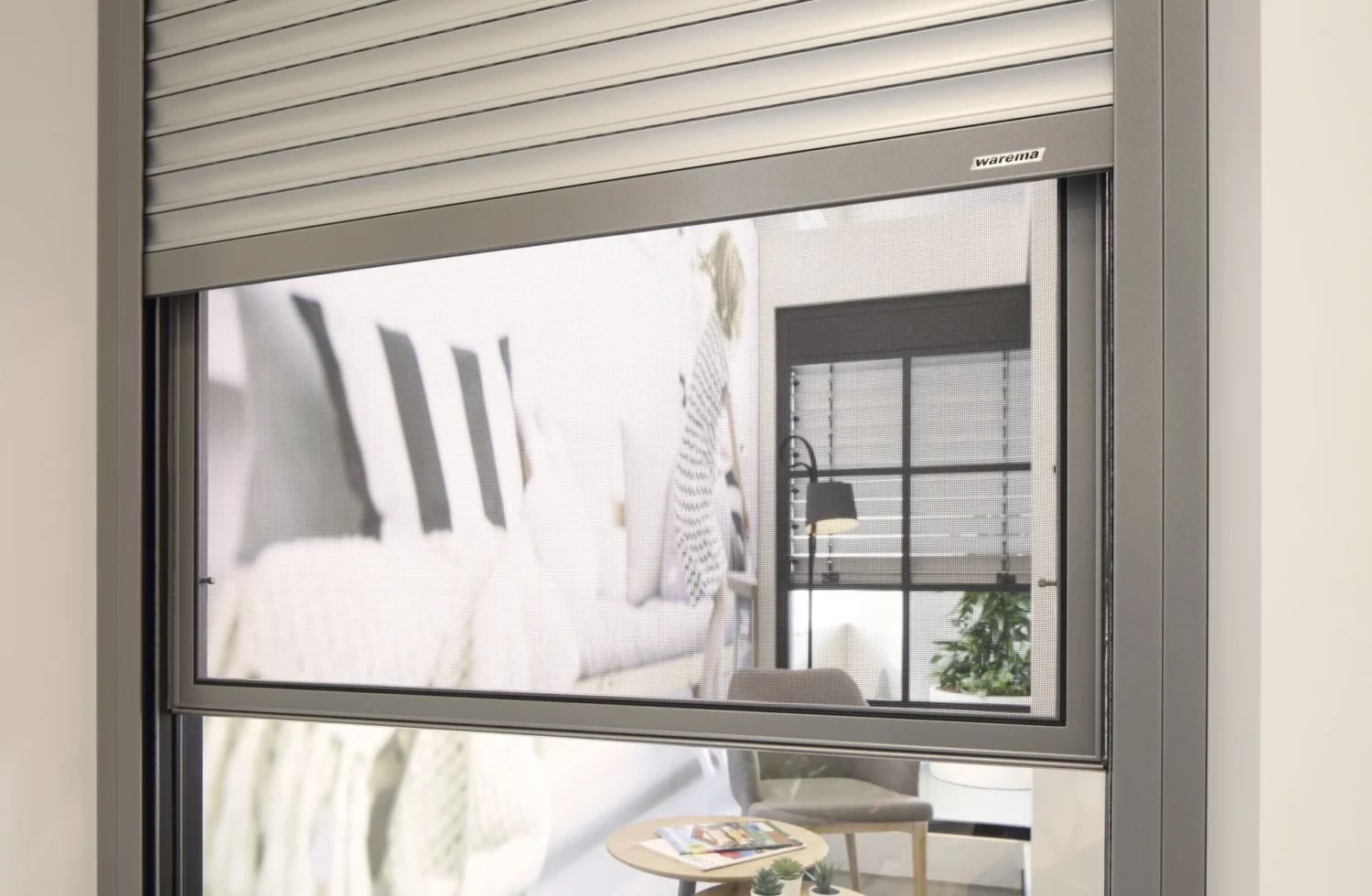 Moderne Fenster mit integriertem Rollladen und Insektenschutzgitter